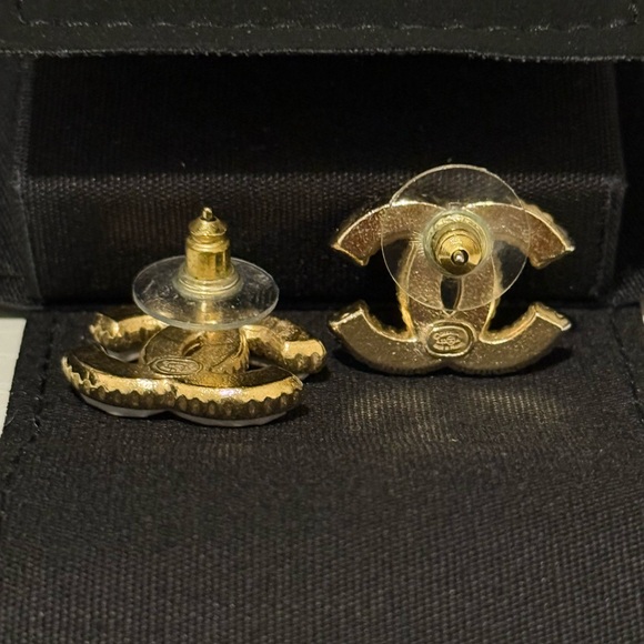 CHANEL PRARL & GOLD STUD EARRINGS PREOWNED - Picture 5 of 6